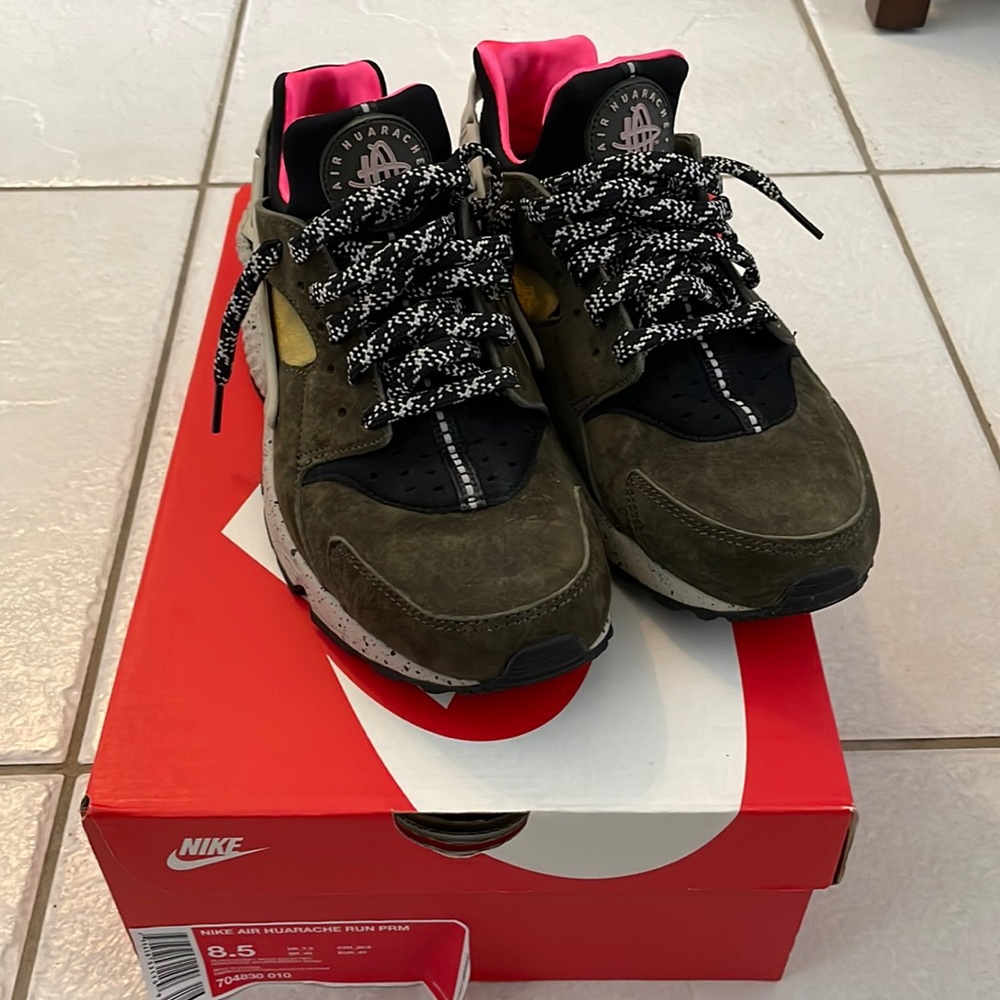 nike air huaraches desert moss-solar red 704